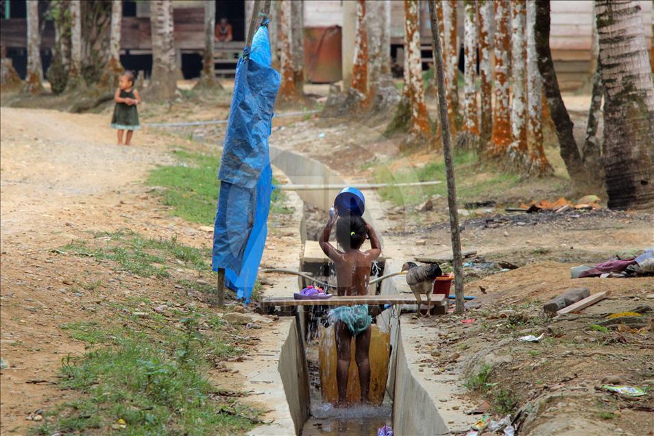 Sebagian warga Desa Simpang, Aceh Timur  masih hidup tanpa listrik