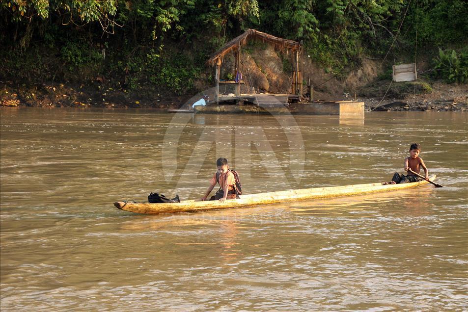 Sebagian warga Desa Simpang, Aceh Timur  masih hidup tanpa listrik