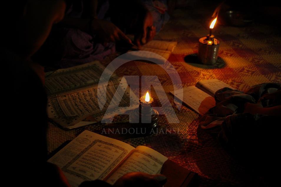 Sebagian warga Desa Simpang, Aceh Timur  masih hidup tanpa listrik