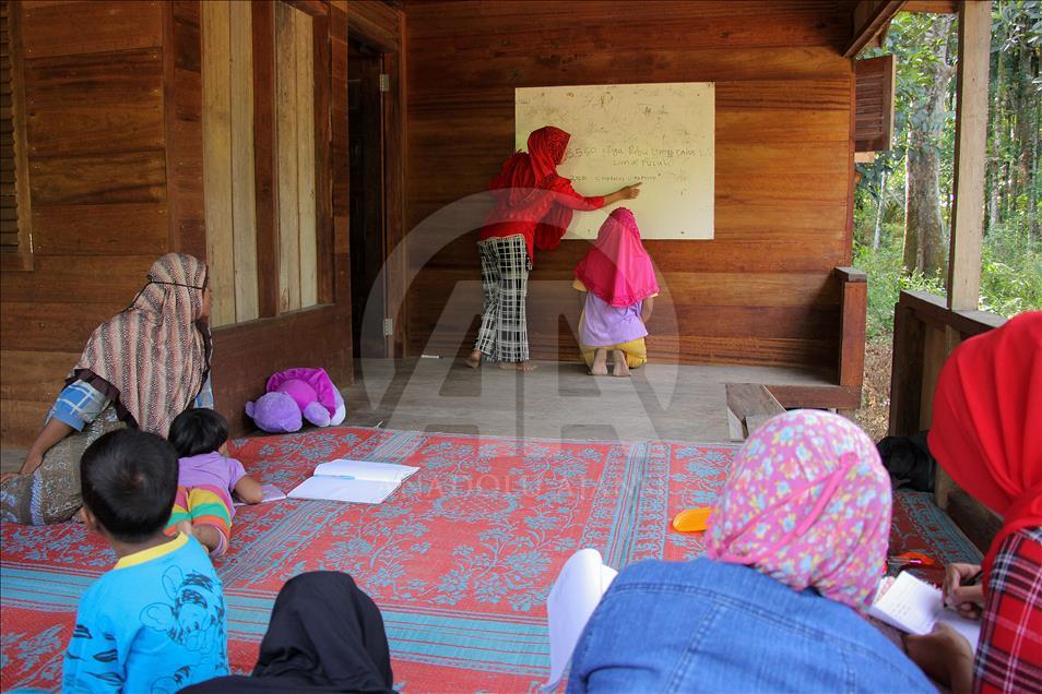 Sebagian warga Desa Simpang, Aceh Timur  masih hidup tanpa listrik