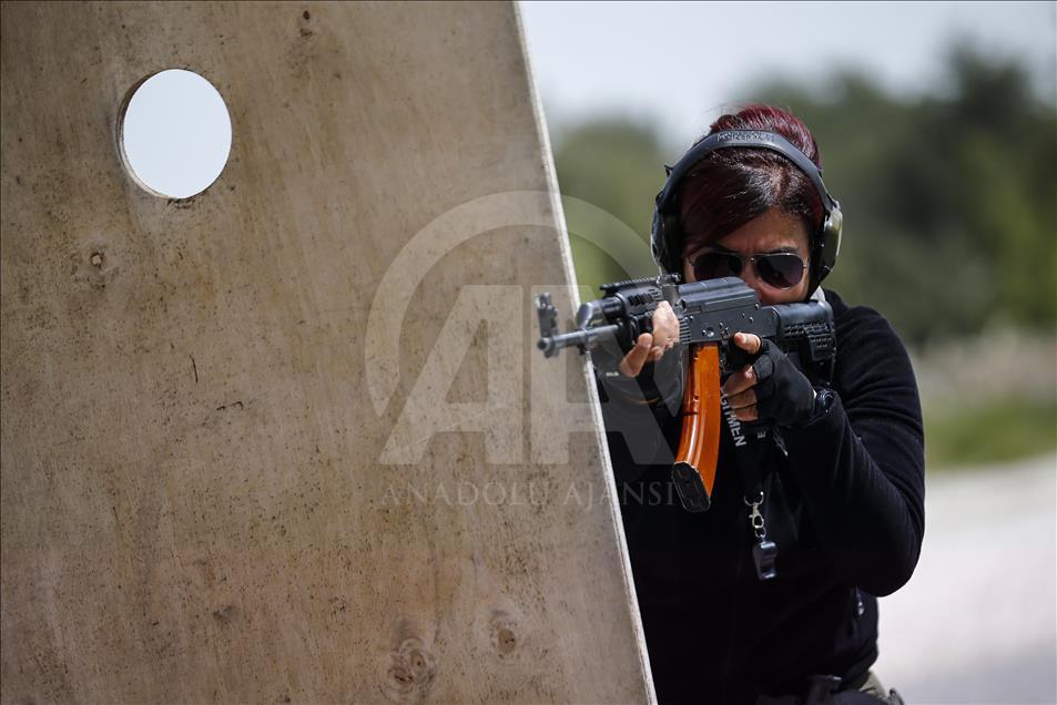 Antalya emniyetinin "Lara Croft"u meslektaşlarını eğitiyor