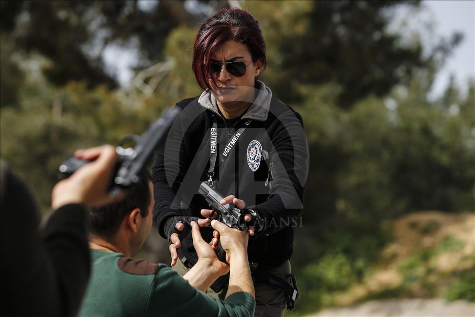 Antalya emniyetinin "Lara Croft"u meslektaşlarını eğitiyor