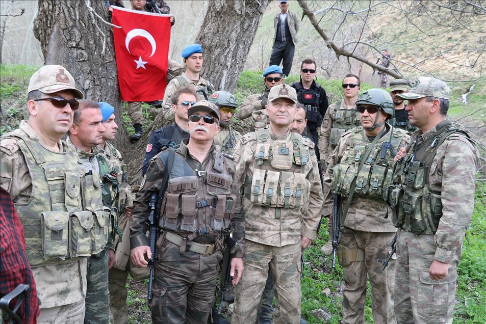 Mehmetçik karlı dağları teröristlere dar ediyor