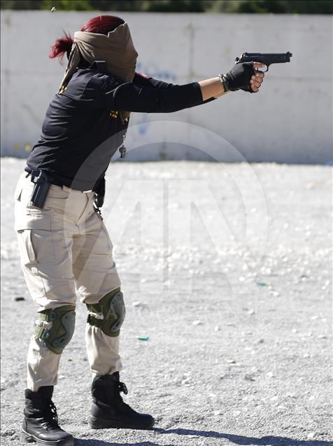 Antalya emniyetinin "Lara Croft"u meslektaşlarını eğitiyor