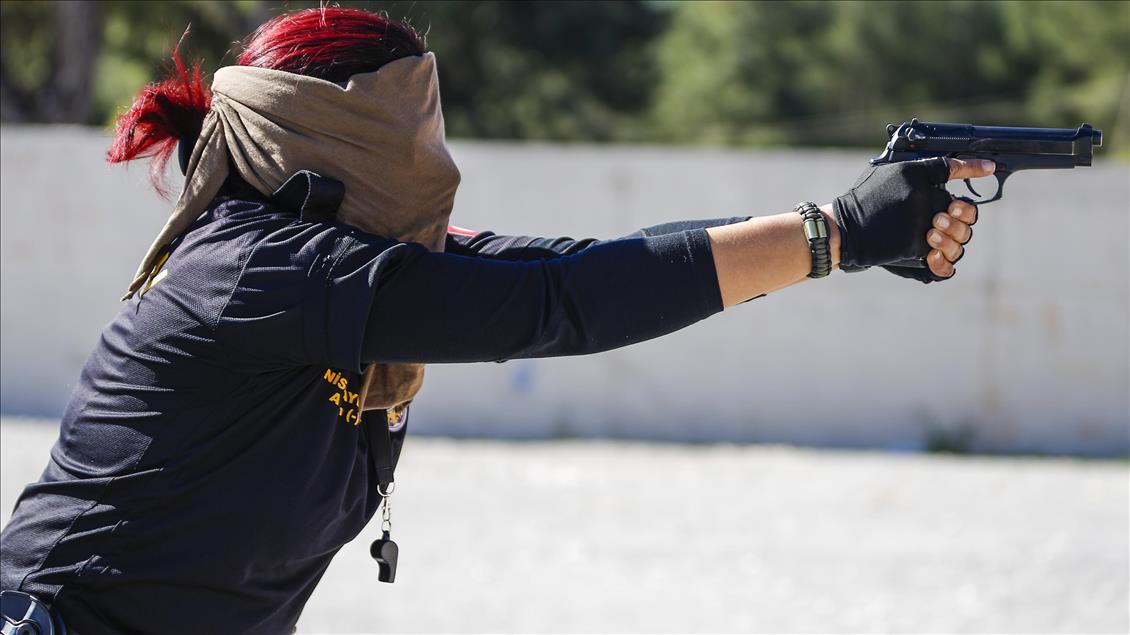 Antalya emniyetinin "Lara Croft"u meslektaşlarını eğitiyor