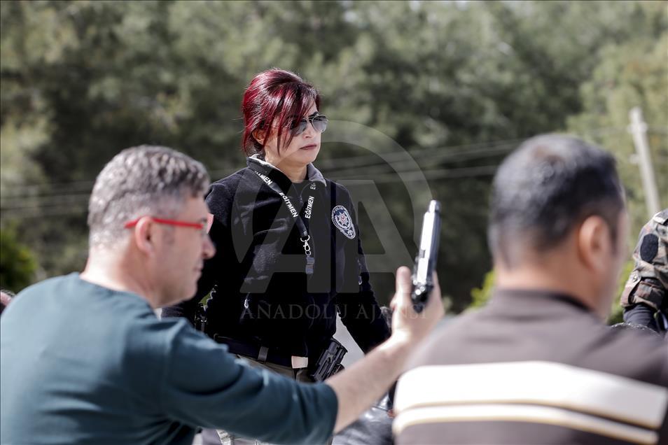 Antalya emniyetinin "Lara Croft"u meslektaşlarını eğitiyor