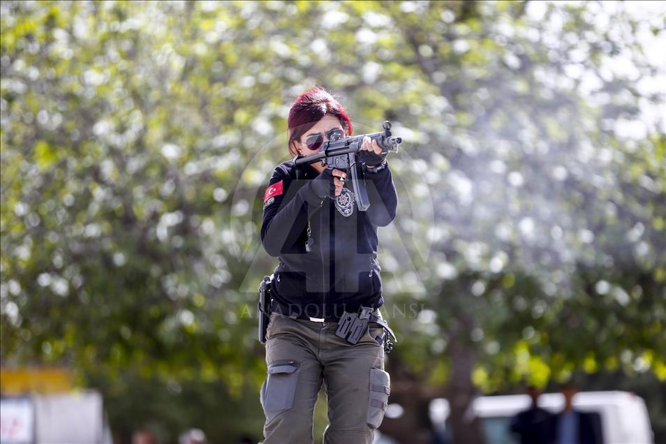 Antalya emniyetinin "Lara Croft"u meslektaşlarını eğitiyor