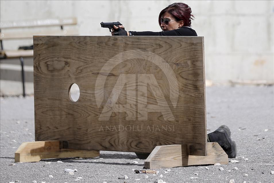 Antalya emniyetinin "Lara Croft"u meslektaşlarını eğitiyor