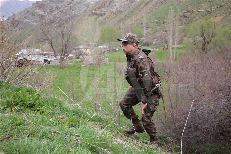 Mehmetçik karlı dağları teröristlere dar ediyor