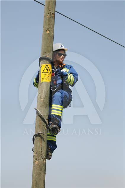 Elektrik direklerindeki arızayı "Zahide Abla" gideriyor