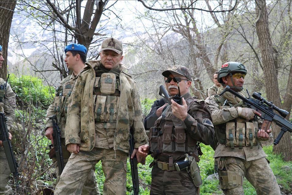 Mehmetçik karlı dağları teröristlere dar ediyor