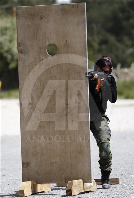 Antalya emniyetinin "Lara Croft"u meslektaşlarını eğitiyor