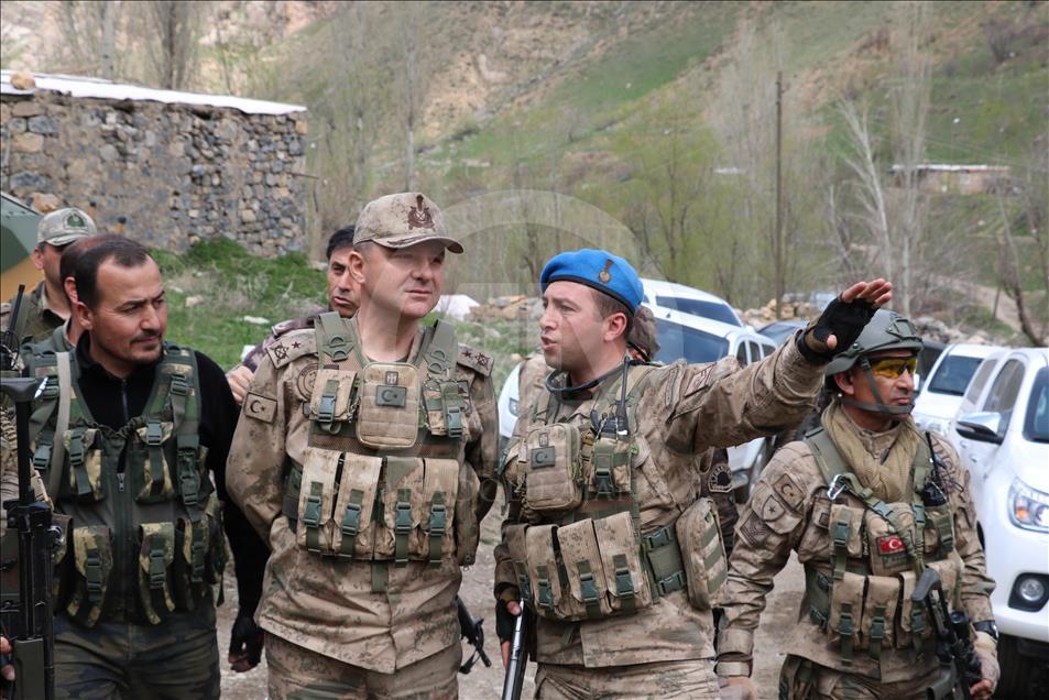 Mehmetçik karlı dağları teröristlere dar ediyor