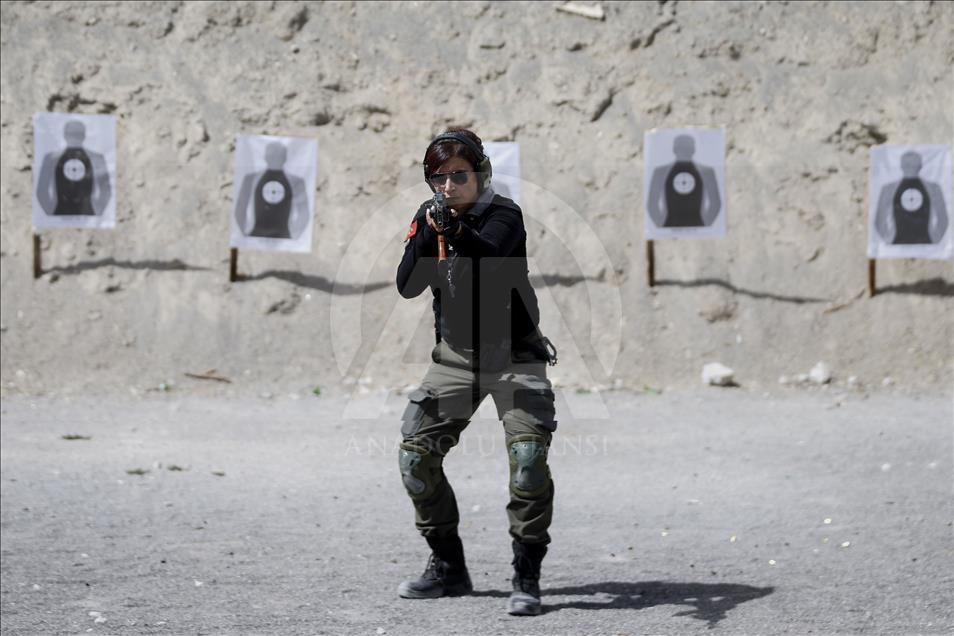 Antalya emniyetinin "Lara Croft"u meslektaşlarını eğitiyor