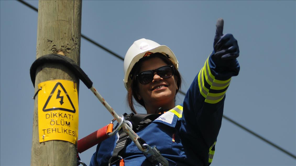 Elektrik direklerindeki arızayı "Zahide Abla" gideriyor