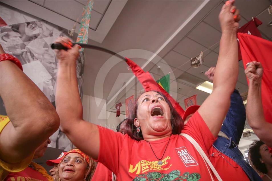 Seguidores del expresidente de Brasil Lula da Silva protestan contra su condena
