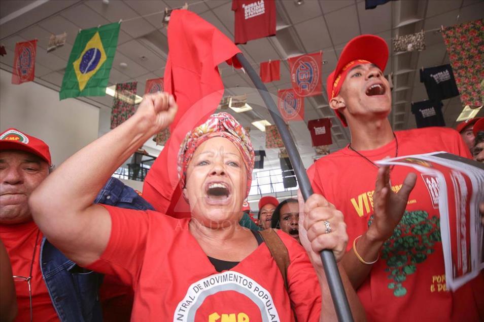 Seguidores del expresidente de Brasil Lula da Silva protestan contra su condena