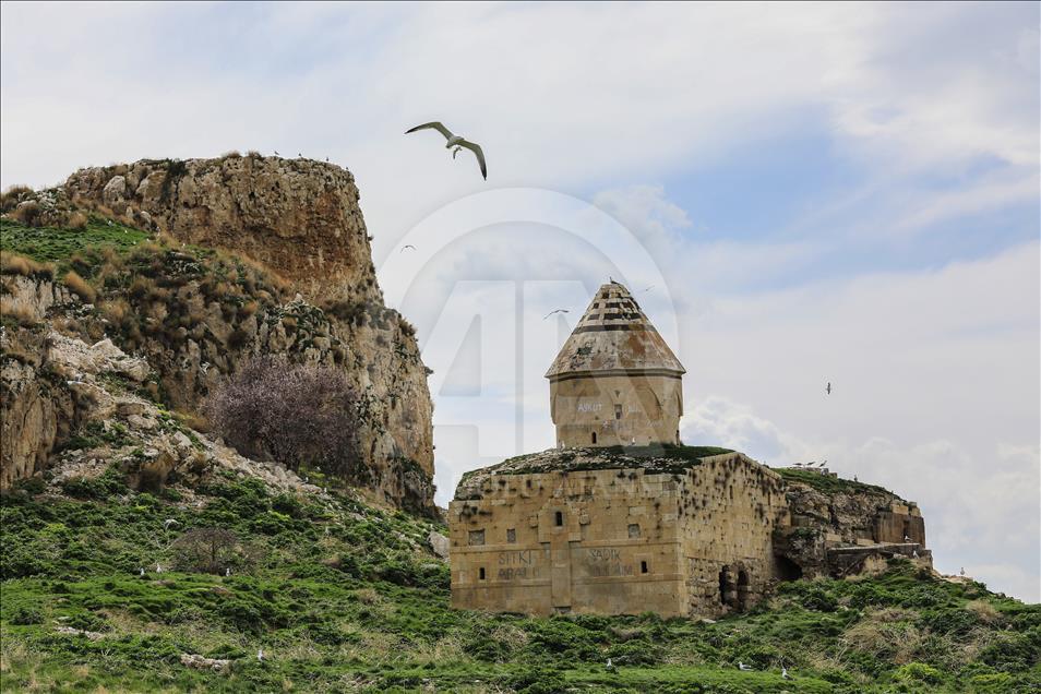 Van Gölü'nün el değmemiş güzelliği "Çarpanak Adası"