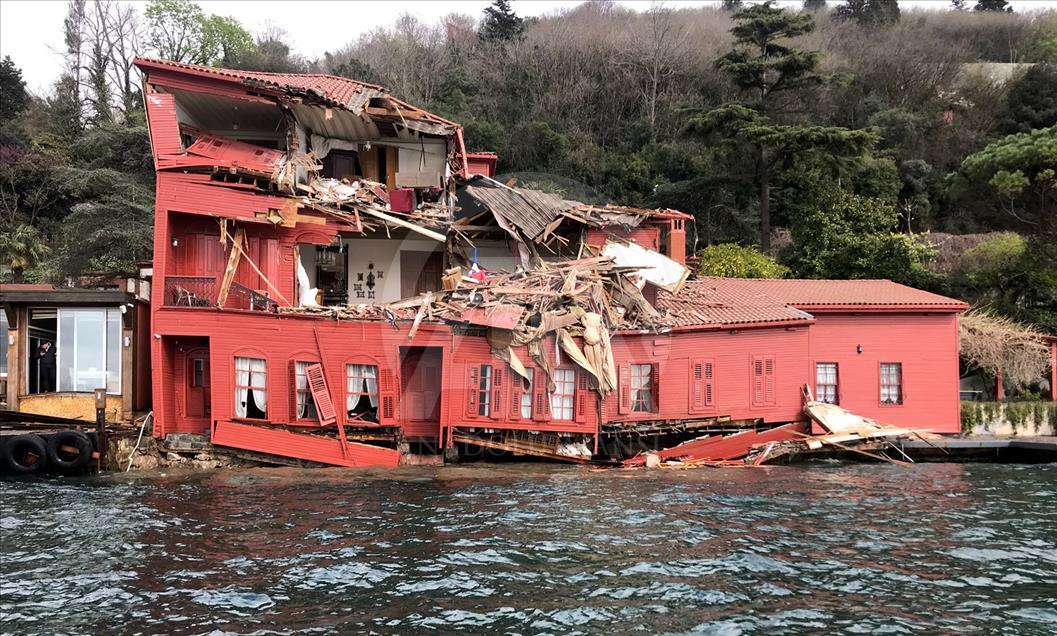 İstanbul Boğazı'nda tanker, yalıya çarptı
