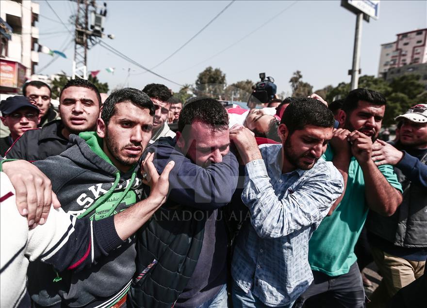 Gazze sınırında şehit olan Filistinli gazetecinin cenaze töreni