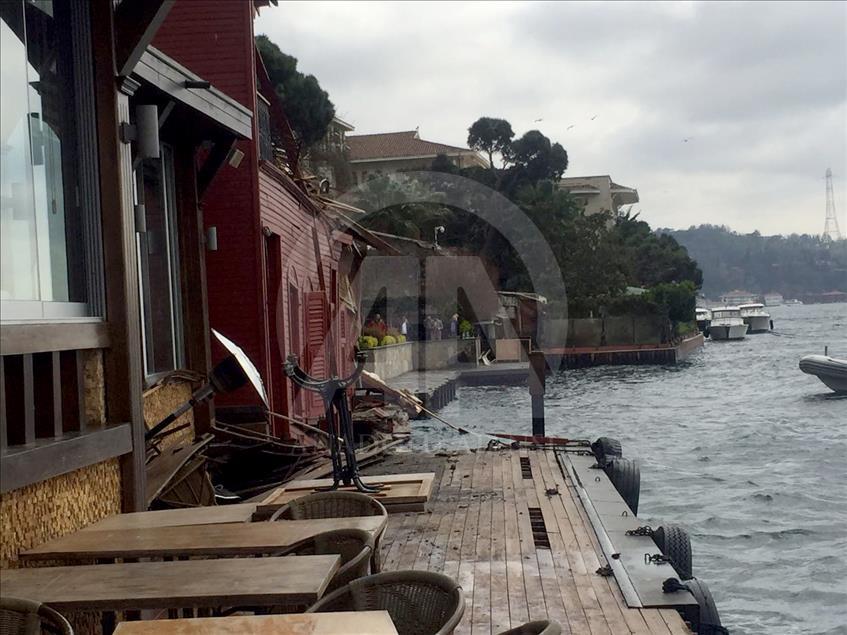 İstanbul Boğazı'nda tanker, yalıya çarptı
