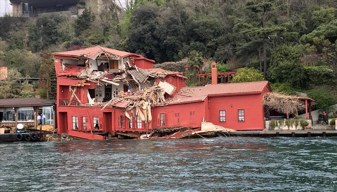 İstanbul Boğazı'nda tanker, yalıya çarptı