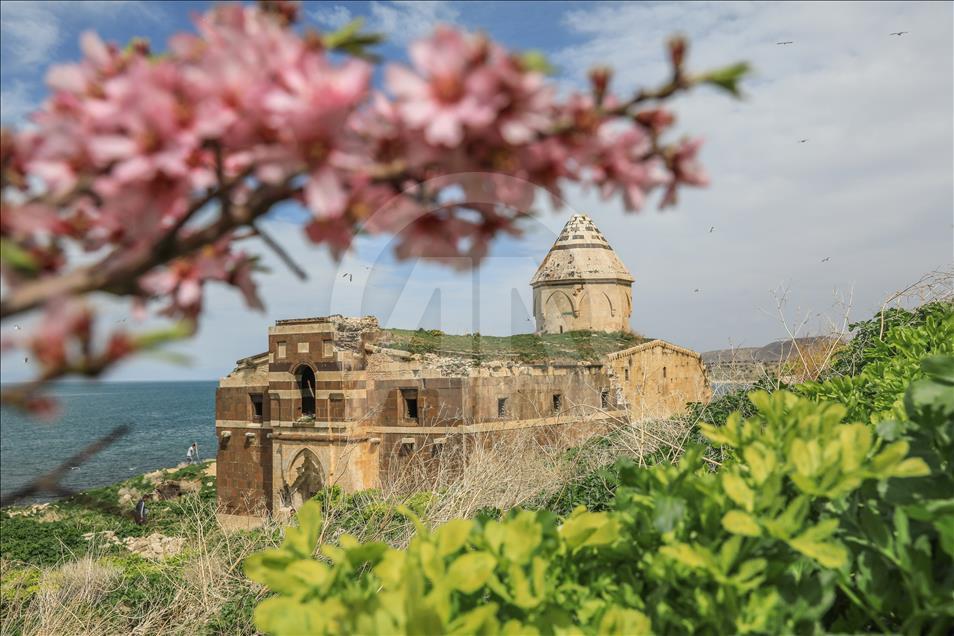 Van Gölü'nün el değmemiş güzelliği "Çarpanak Adası"