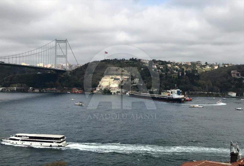 İstanbul Boğazı'nda tanker, yalıya çarptı