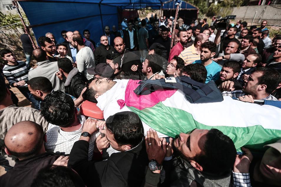 Gazze sınırında şehit olan Filistinli gazetecinin cenaze töreni