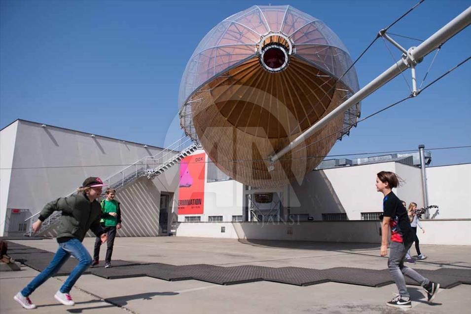 Dirigible de Gulliver en DOX Praga