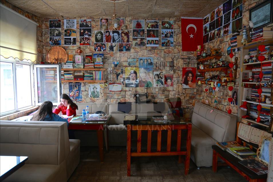 Müşterilerini Yeşilçam'ın yıldızlarının görselleriyle ağırlıyor