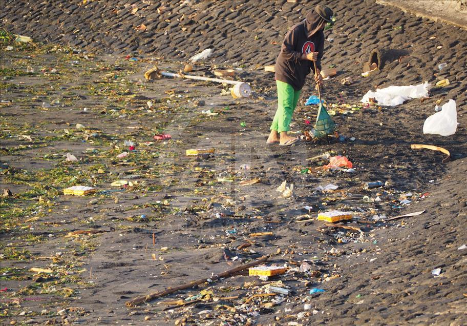 Bersih-bersih pantai Sanur