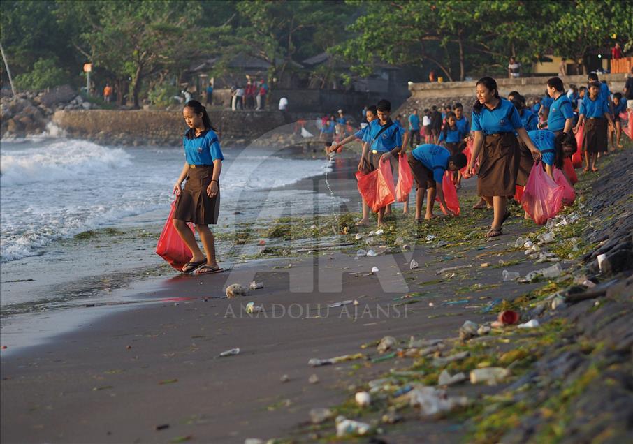 Bersih-bersih pantai Sanur