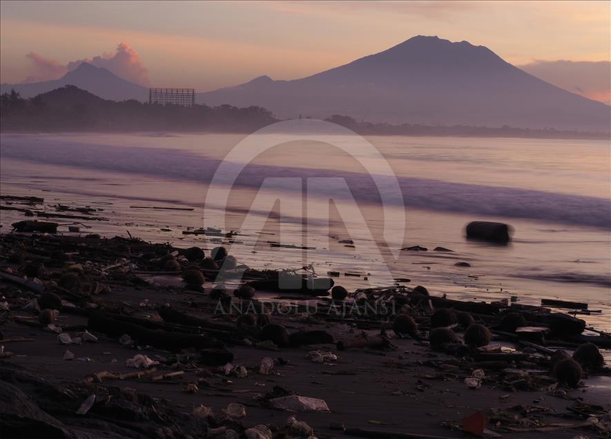 Bersih-bersih pantai Sanur