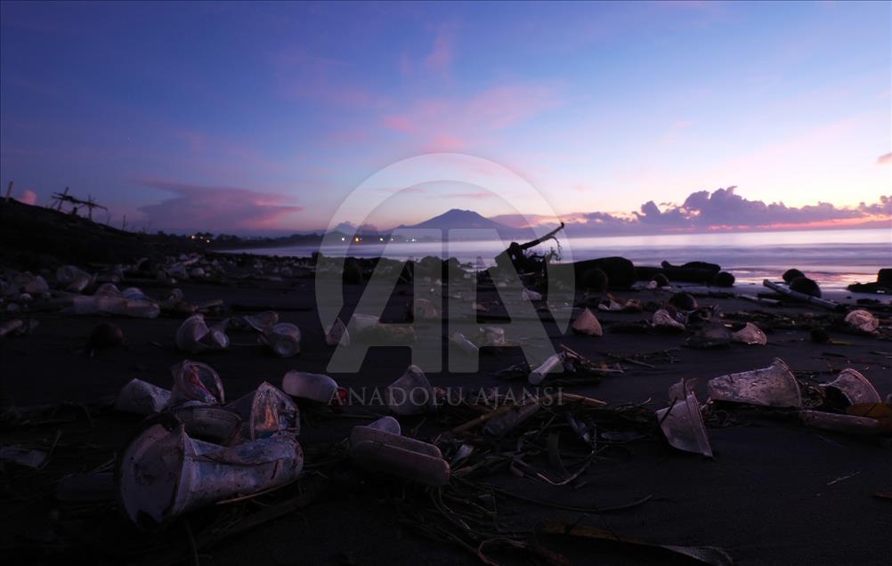 Bersih-bersih pantai Sanur 