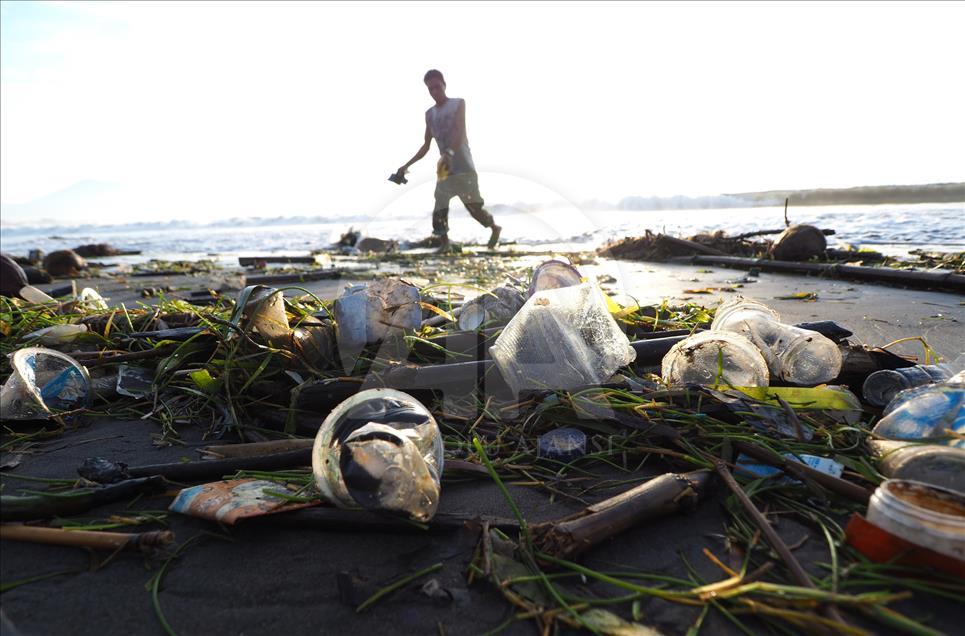 Bersih-bersih pantai Sanur
