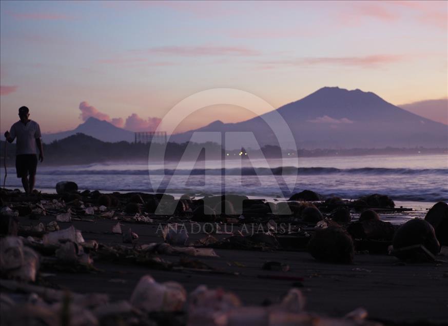 Bersih-bersih pantai Sanur