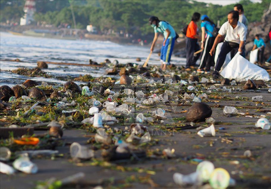 Bersih-bersih pantai Sanur