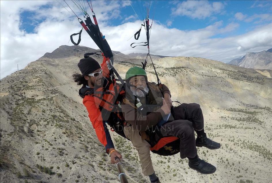 İlçeye turist çekmek için 64 yaşında paraşütle atladı