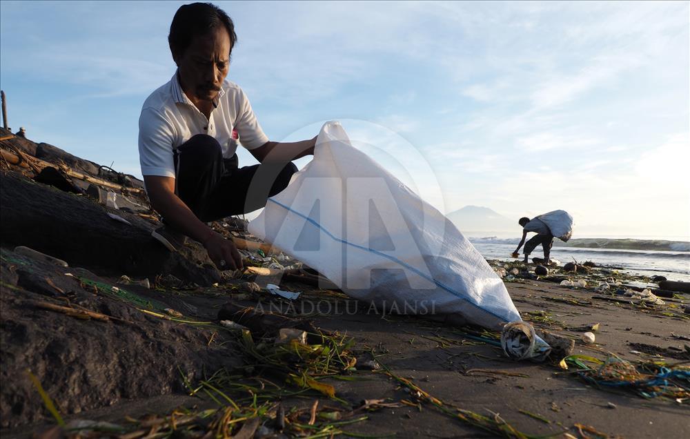 Bersih-bersih pantai Sanur