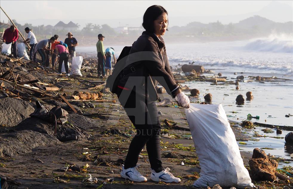 Bersih-bersih pantai Sanur