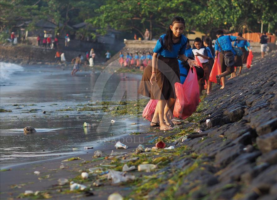 Bersih-bersih pantai Sanur
