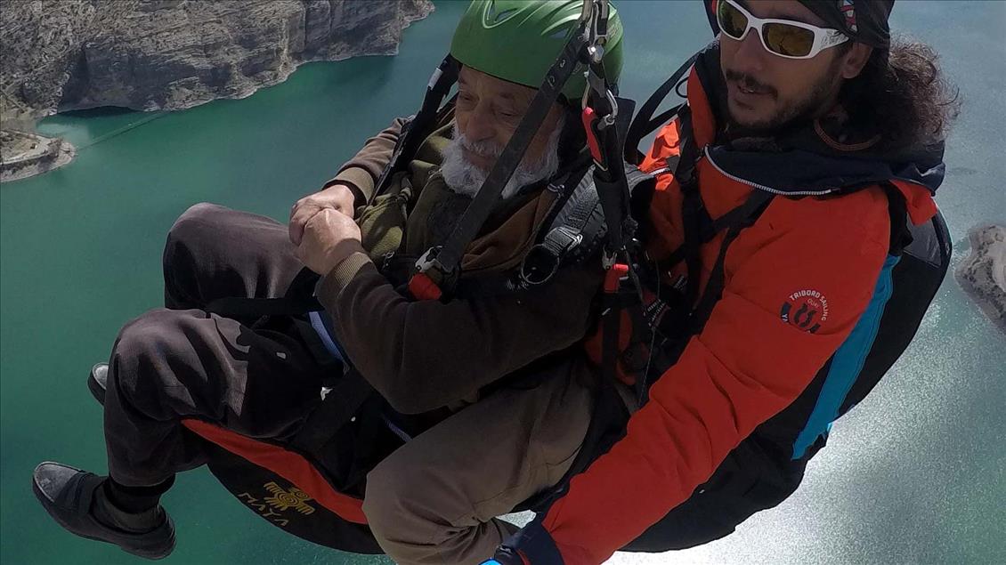 İlçeye turist çekmek için 64 yaşında paraşütle atladı