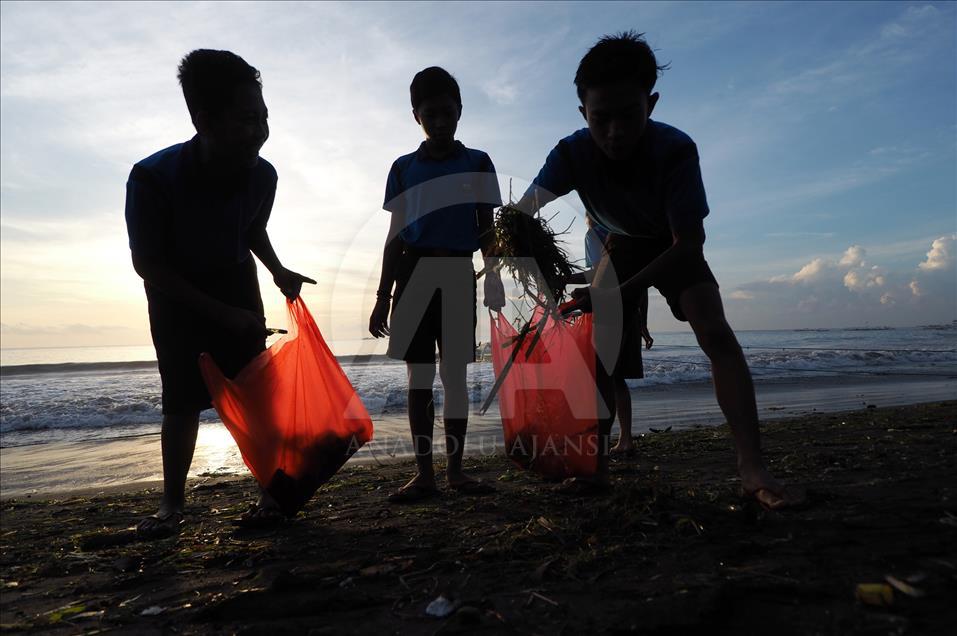 Bersih-bersih pantai Sanur