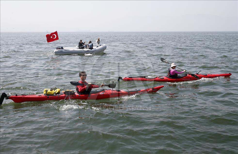 Çanakkale şehitleri için İzmir'den kanoyla yola çıktılar