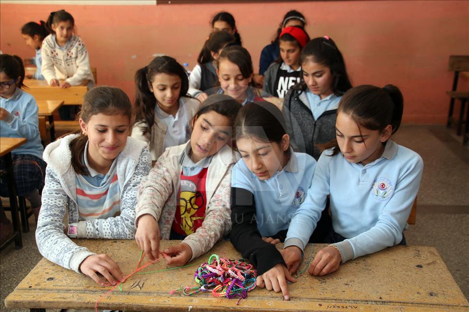 Turquie: Le tricot solidaire des collégiens de Sivas
