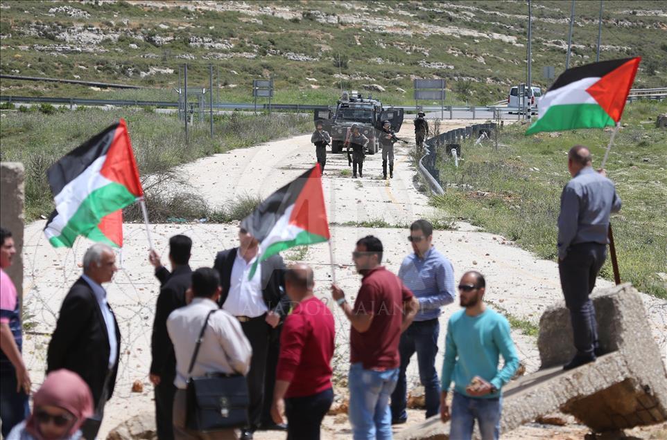 إصابة عشرات الفلسطينيين بمواجهات مع الجيش الإٍسرائيلي في الضفة 
