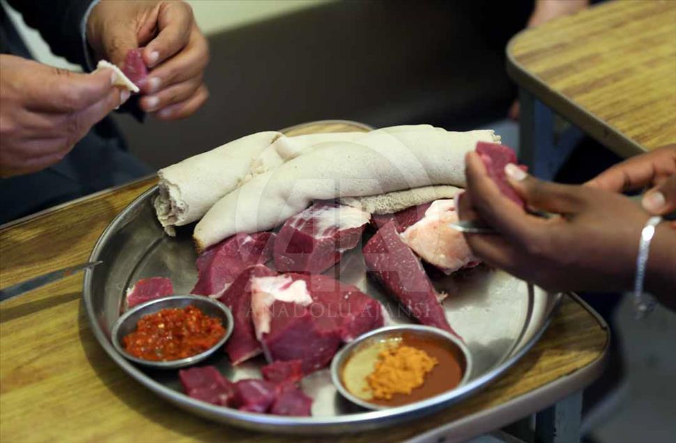 Los etíopes siguen comiendo carne cruda pese advertencias