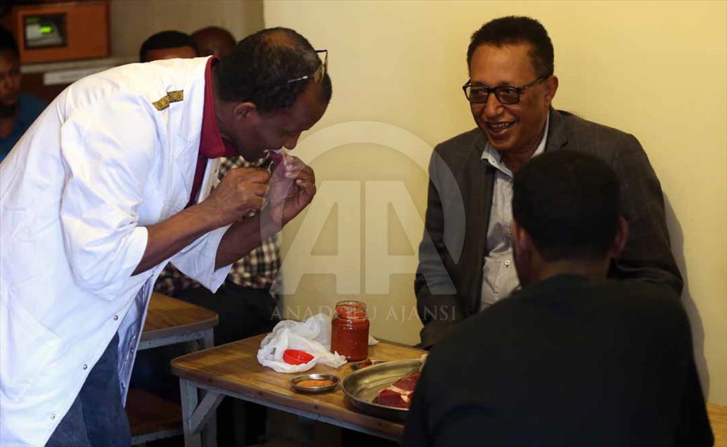 Los etíopes siguen comiendo carne cruda pese advertencias