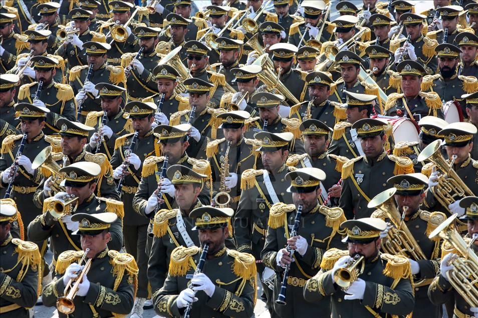 رژه نظامی به مناسبت روز ارتش در ایران برگزار شد